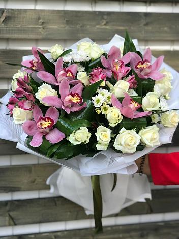 Букет цветов из: Розы и Хризантемы в Возрождение