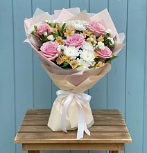 Букет цветов из:  Гвоздики, Орхидеи и Розы в Возрождение