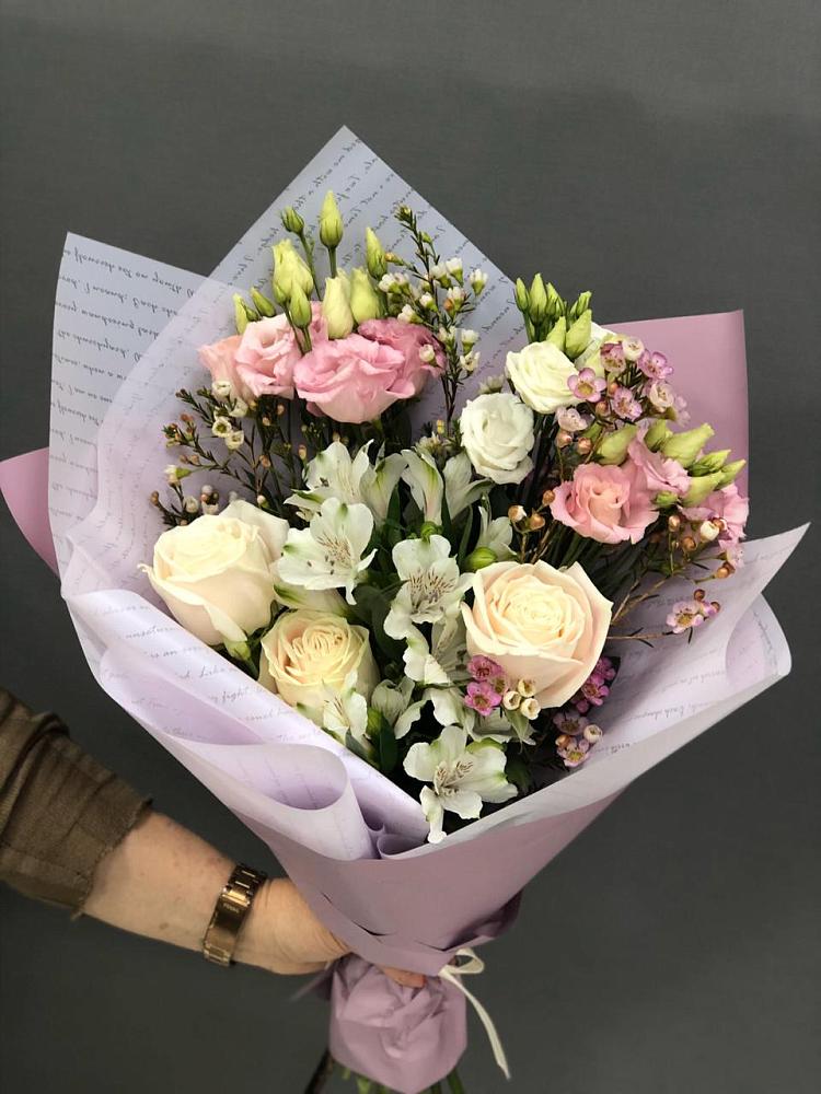 Букет цветов из: Альстромерии, Розы и Лизиантусы в Возрождение