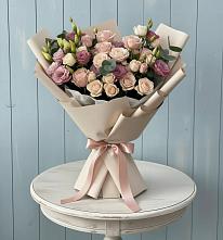 Букет цветов из:  Розы и Лизиантусы в Возрождение