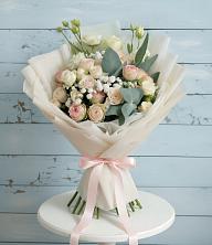Букет цветов из:  Розы и Лизиантусы в Возрождение