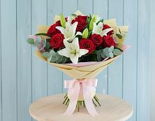 Букет цветов из:  Лилии и Розы в Возрождение