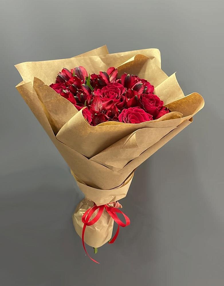 Букет цветов из: Альстромерии и Розы в Возрождение