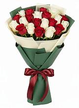 Букет Микс из красных и белых роз в Возрождение