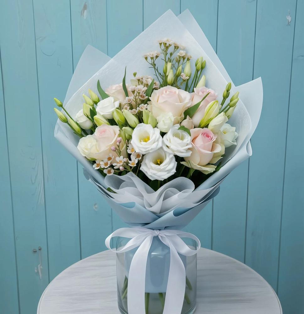 Букет цветов из: Розы и Лизиантусы в Возрождение