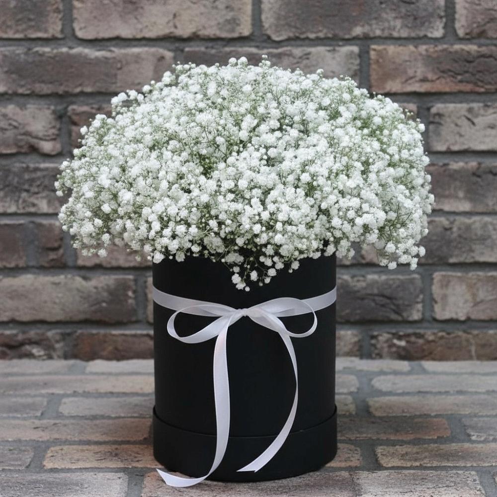 Цветочная композиция из Гипсофила в шляпной коробке в Возрождение