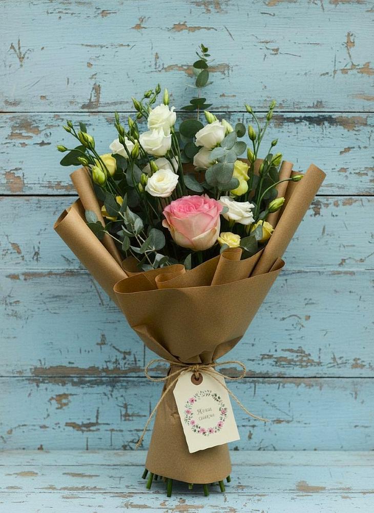 Букет цветов из: Розы и Лизиантусы в Возрождение