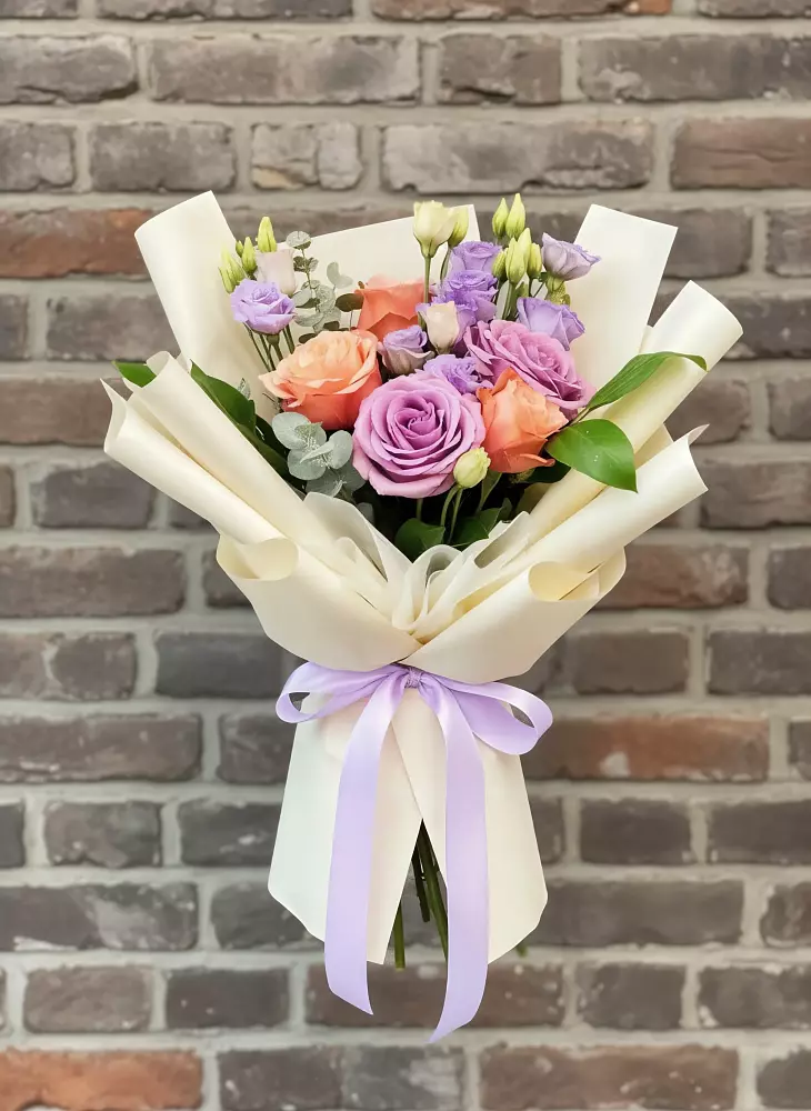 Букет цветов из: Лизиантусы и Розы в Возрождение