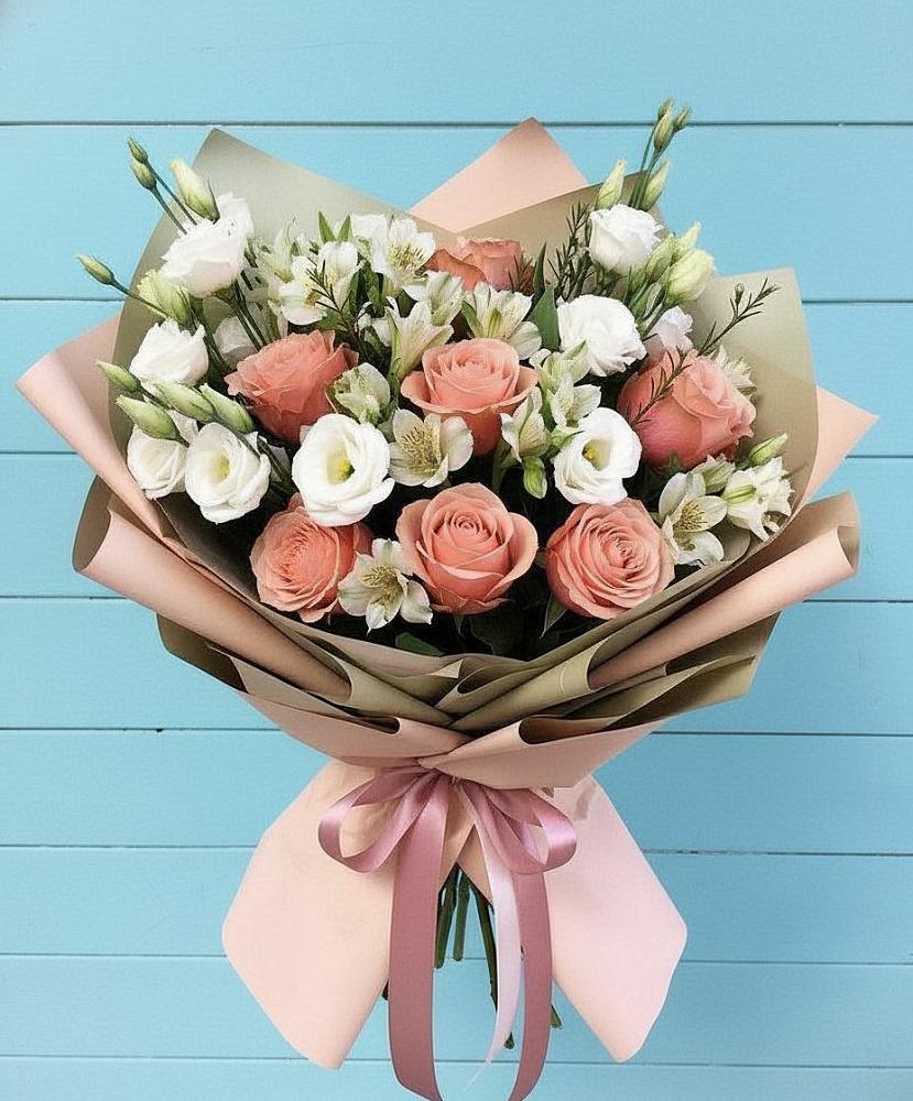 Букет цветов из: Розы, Альстромерии и Лизиантусы в Возрождение