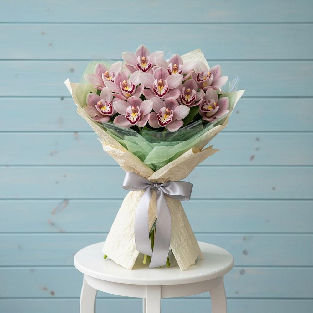 Букет цветов из: Орхидеи и Розы в Возрождение