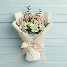 Букет цветов из:  Альстромерии в Возрождение