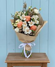 Букет цветов из:  Альстромерии, Лизиантусы, Розы и Хризантемы в Возрождение