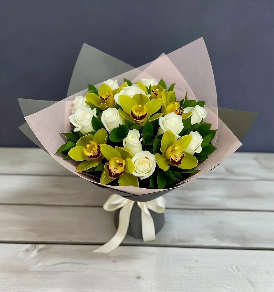 Букет цветов из: Орхидеи и Розы в Возрождение