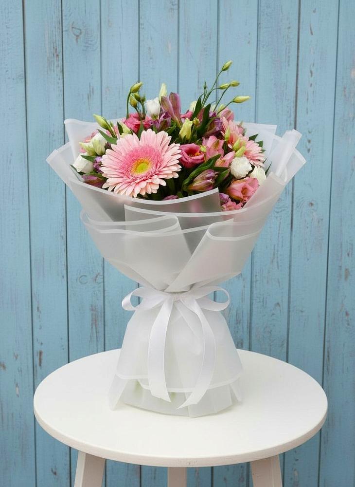 Букет цветов из: Герберы, Альстромерии и Лизиантусы в Возрождение