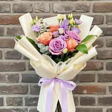 Букет цветов из:  Лизиантусы и Розы в Возрождение