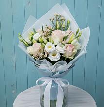 Букет цветов из:  Розы и Лизиантусы в Возрождение