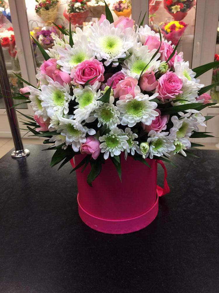 Цветочная композиция из Розы и Хризантемы в шляпной коробке в Возрождение