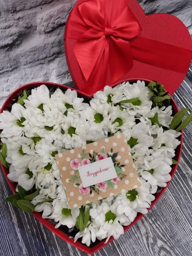 Цветочная композиция из Хризантемы в виде сердца в Возрождение