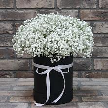 Цветочная композиция из Гипсофила в шляпной коробке в Возрождение