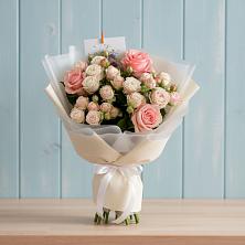 Букет цветов из:  Розы в Возрождение