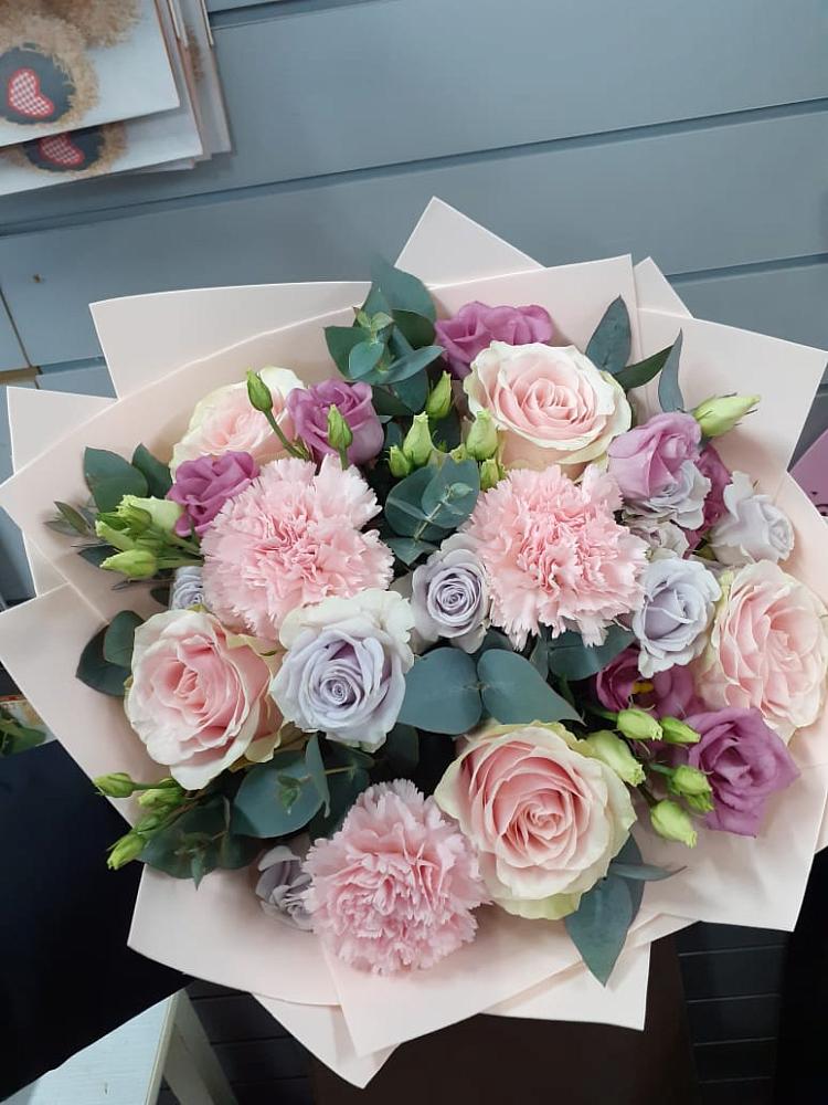 Букет цветов из: Розы, Гвоздики и Лизиантусы в Возрождение