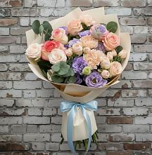 Букет цветов из:  Розы, Лизиантусы и Гвоздики в Возрождение