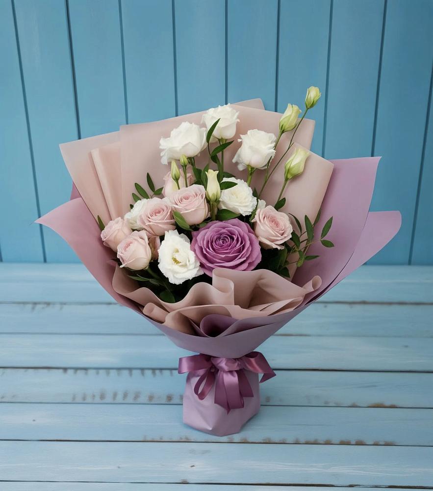 Букет цветов из: Розы и Лизиантусы в Возрождение